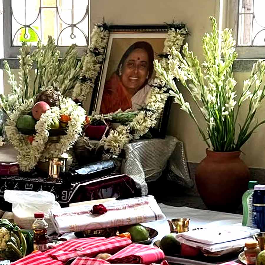 মায়ের মৃত্যুবার্ষিকীতে কৌশিকের পোস্ট।