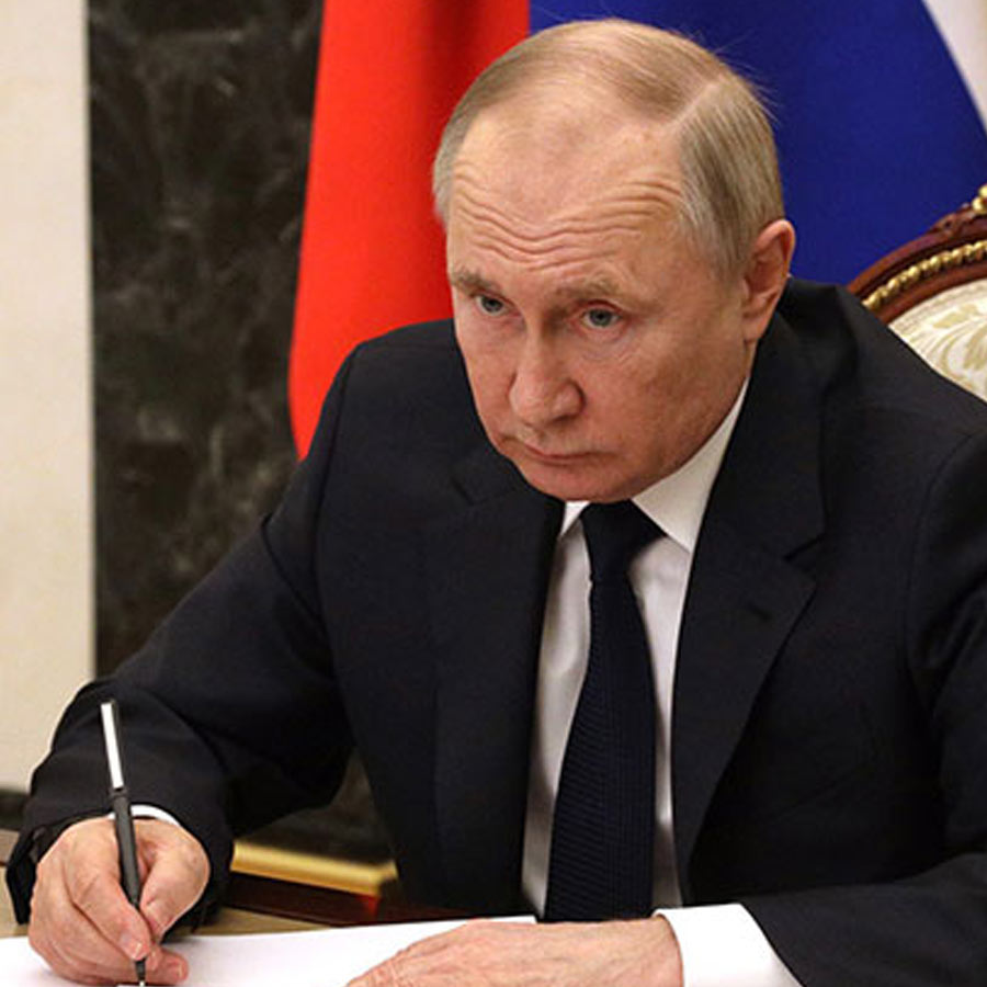 Report claims Russia’s President Vladimir Putin bodyguards carried a suitcase to Alaska Summit to collect his faecal waste