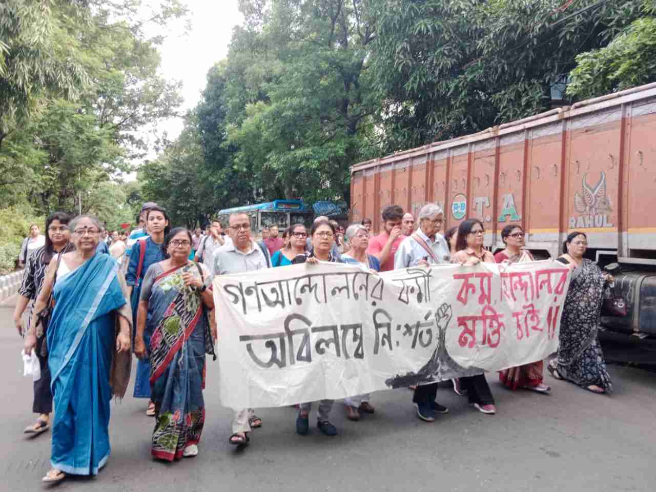 হিন্দোলকে মুক্তি দেওয়ার দাবিতে শিক্ষক, পড়ুয়া এবং প্রাক্তনীদের মিছিল। সোমবার যাদবপুর বিশ্ববিদ্যালয়ে।