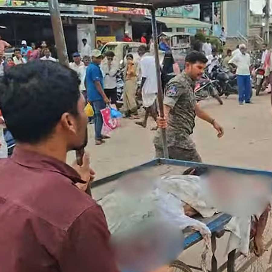 cop forced to carry body on pushcart as ambulance fails to arrive in Telangana