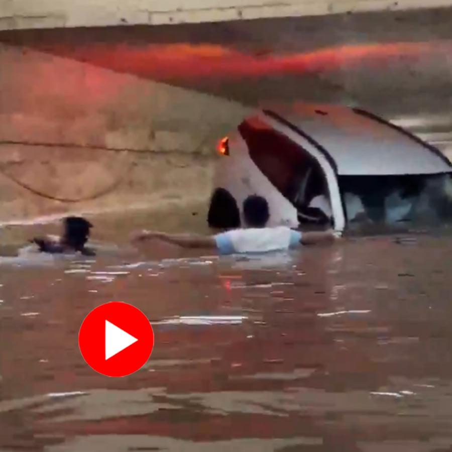 Video of two Thane locals swim through flooded underpass to rescue car passengers goes viral dgtl