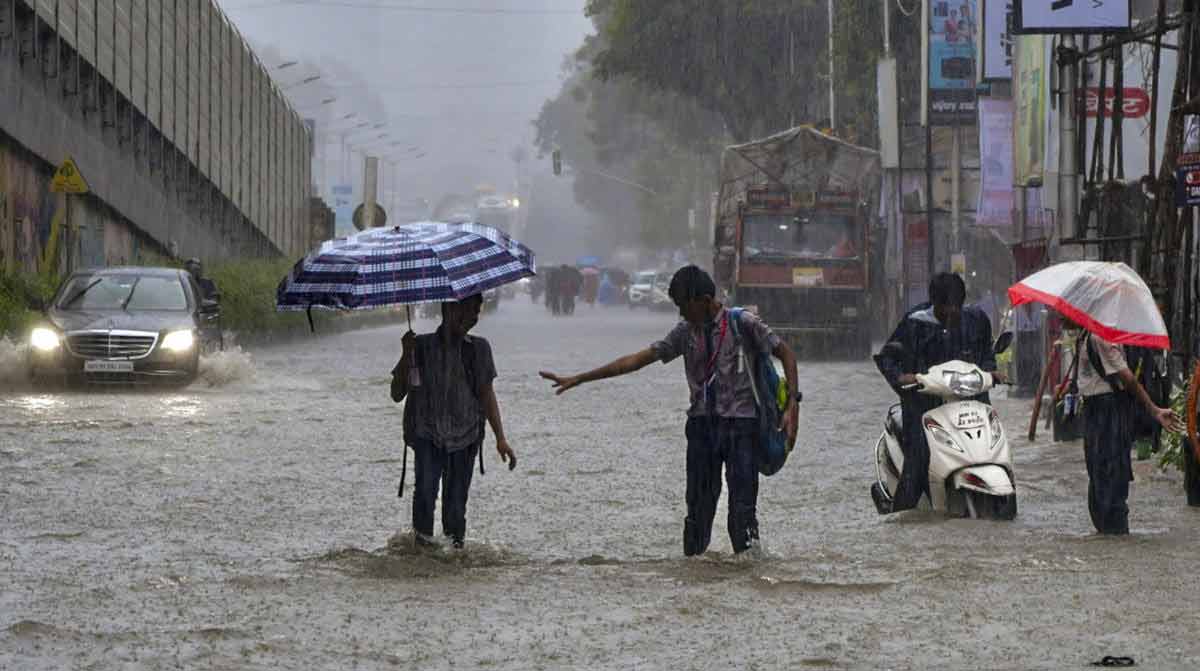 ভারী বৃষ্টিতে ভাসছে মুম্বই।