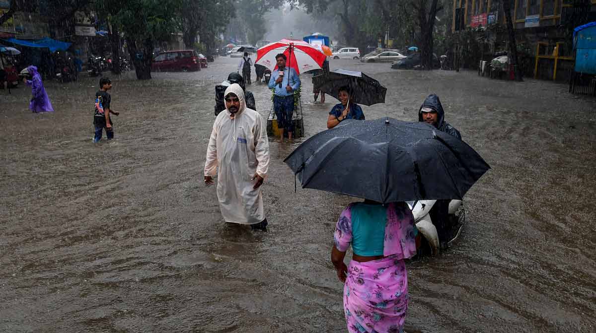 কোথাও হাঁটুজল, কোথাও আবার জল কোমর ছাপিয়েছে।