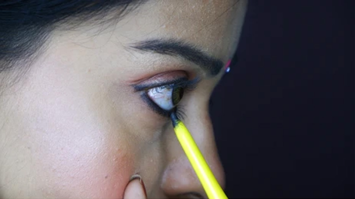 এই মেকআপ করলে আকর্ষণীয় দেখতে লাগে। সেই মায়া কাজলেই বরং এ বার পুজোয় মন কেড়ে নিন প্রিয়জনের।