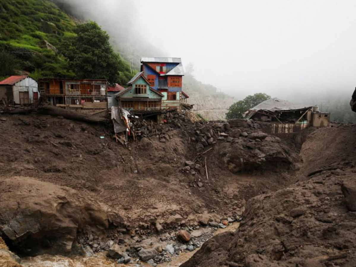 কিশ্তওয়াড়ের চশোতী গ্রামে হড়পা বানে ভেসে গিয়েছে ঘরবাড়ি।