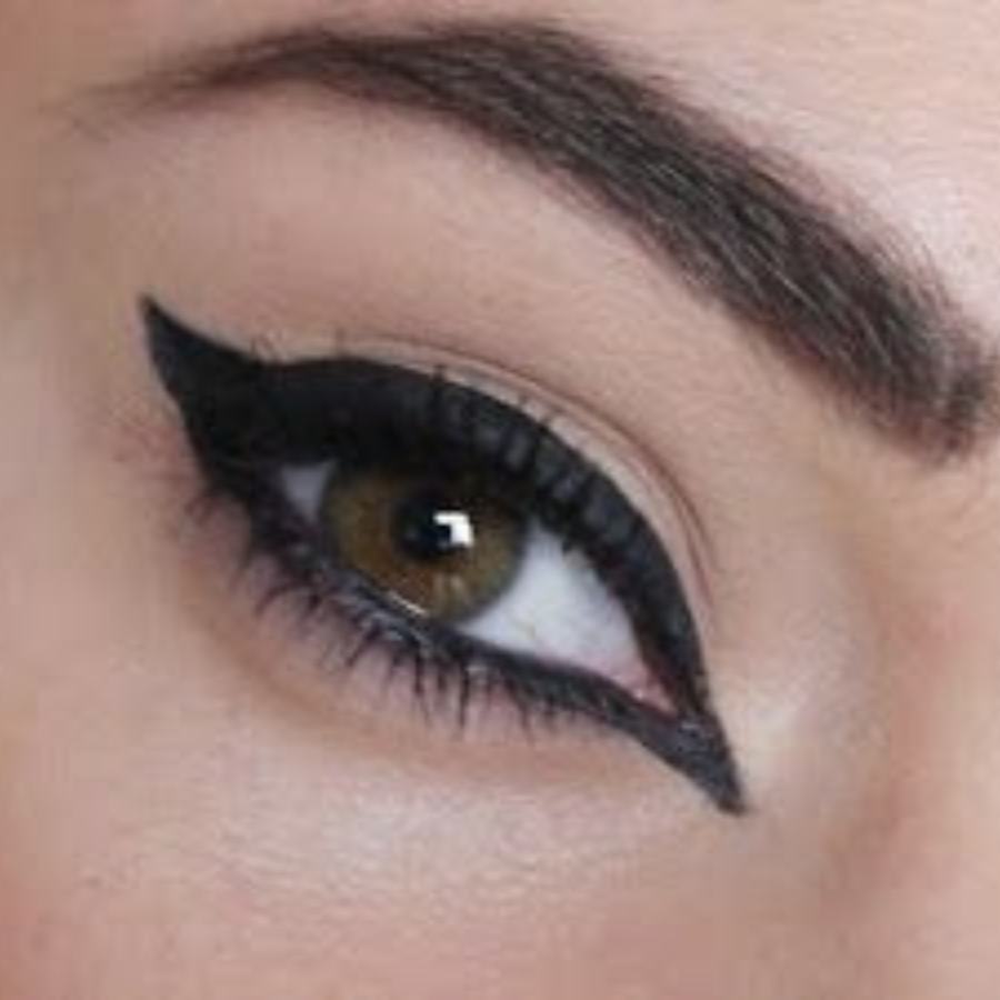 বাইরের কোণে এক টুকরা স্কচ টেপ লাগিয়ে নিতে পারেন। এতে শার্প লাইন এবং উইং পাওয়া যাবে। এ বার ছোট পেনসিল ব্রাশের সাহায্যে লাইনারটিকে স্মাজ করতে থাকুন। এ বার একই রঙের আইশ্যাডো নিয়ে কাজলের সঙ্গে মিশিয়ে দিন। আবার একই ভাবে কাজল বা জেল লাইনার লাগান। আইশ্যাডো লাগিয়েও মিশিয়ে দিন। এই প্রক্রিয়া ২-৩ বার করুন।