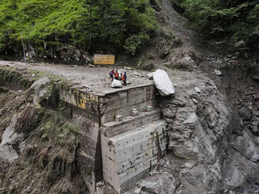 উত্তরাখণ্ডের ধরালী গ্রামে ভেসে গিয়েছে সেতু। 