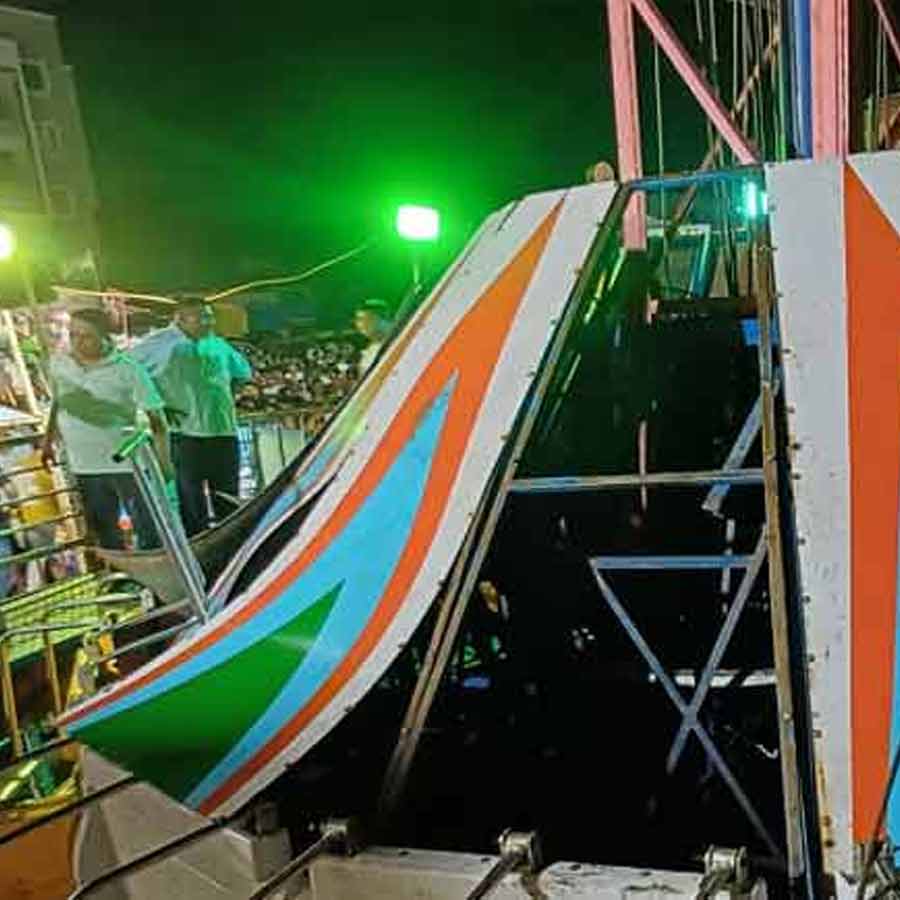 হুড়মুড়িয়ে ভেঙে পড়ল নাগরদোলা! বিপত্তি গুজরাতের মেলায়, উপর থেকে পড়ে জখম সওয়ারিরা