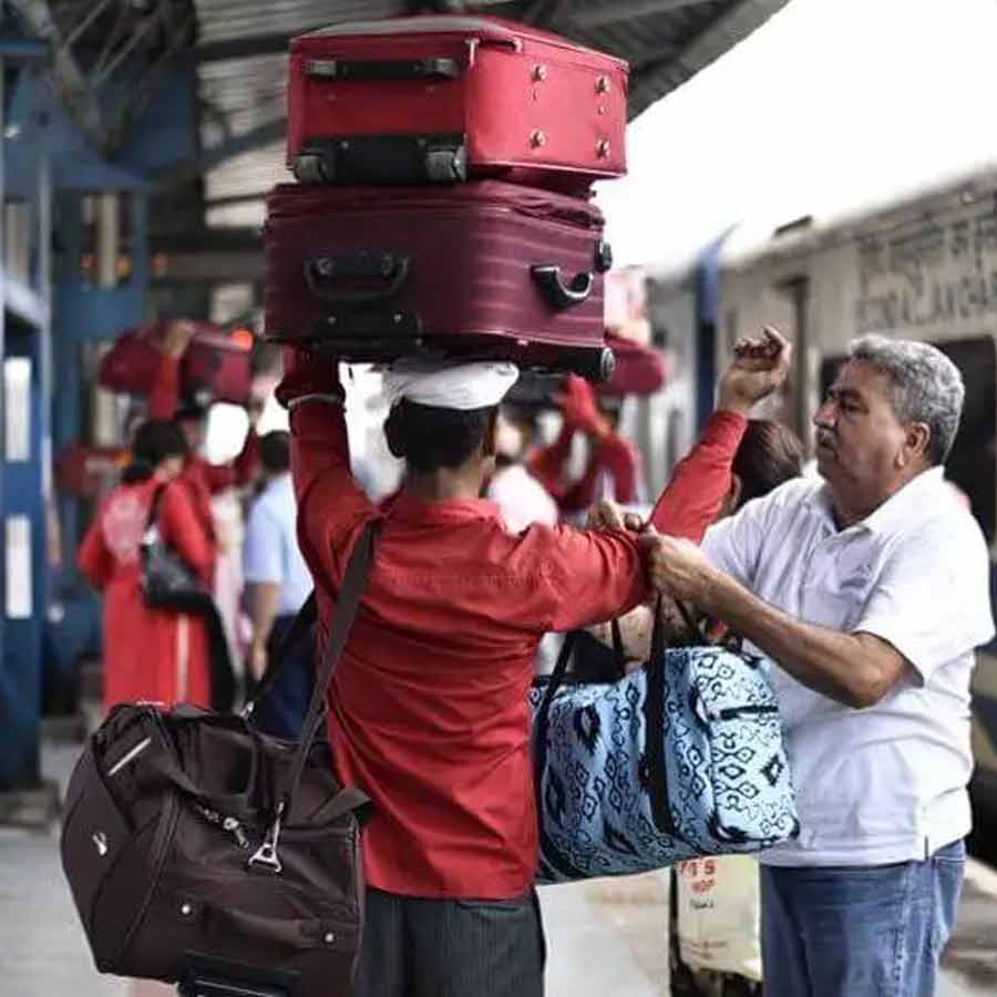 Indian railways will regulate baggage weight and size of train passengers by scanning in station dgtl