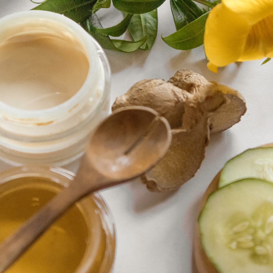 হলুদ ও দুধের প্যাক: একটি পাত্রে ২ চা চামচ হলুদের সঙ্গে ২ চামচ দুধ মিশিয়ে মিশ্রণ তৈরি করুন। এই মিশ্রণ দুই হাতে ভাল করে মেখে ১৫ মিনিট অপেক্ষা করুন। তার পরে পরিষ্কার জলে হাত ধুয়ে ময়শ্চারাইজ়ার লাগিয়ে নিন।