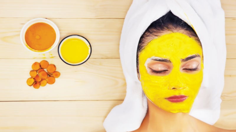  হলুদের অ্যান্টিঅক্সিড্যান্ট, অ্যান্টিমাইক্রোবিয়াল উপাদান ত্বকের দাগছোপ দূর করবে।