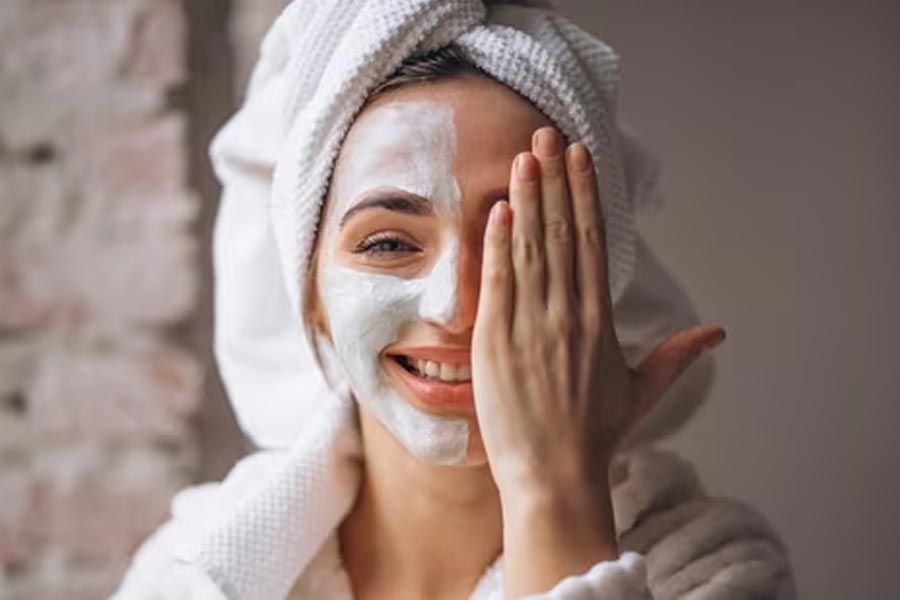 অ্যালোভেরা জেলের ভিটামিন, মিনারেল-সহ অন্যান্য উপাদান ত্বকের একাধিক সমস্যা নিয়ন্ত্রণে আনে। আর ট্যানও তোলে।