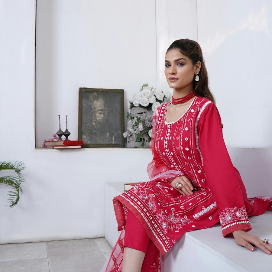 আনারকলি স্যুট: আনারকলি স্য়ুট এ বারও পুজোর ফ্যাশনে ইন। এই ধরনের পোশাকে আপনি যেমন সাবলীল ভাবে শহরের এ প্রান্ত থেকে ও প্রান্ত ছুটে ঠাকুর দেখতে পারবেন, তেমনই নিজেকে সাজাতে পারবেন একই সঙ্গে জমকালো ও মার্জিত ভাবে। দিনে পরবেন না রাতে, সেই অনুসারে হালকা বা ভারী কাজের আনারকলি স্যুট বেছে নিতে পারেন।