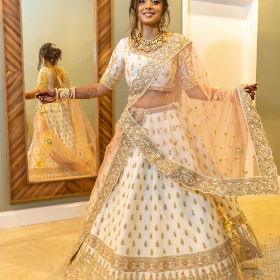 শারারা সেট: ইদানীং কালে এই পোশাকটির চাহিদা তুঙ্গে। জমকালো কারুকাজ এবং বিশাল ঘের বা বহরের জন্য এর একটা রাজকীয় লুক রয়েছে। বিশেষত অষ্টমী বা নবমীর রাতে শারারায় সেজে চমকে দিতেই পারেন সকলকে। 