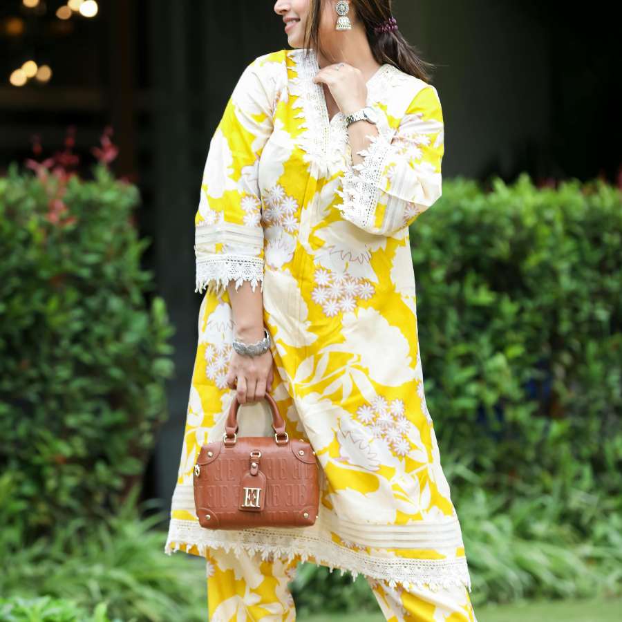 কুর্তা ও পালাজো: পালাজো এখন অনেকেই পছন্দ করছেন। ঢলঢলে এই প্যান্ট ভীষণ আরামদায়ক। সঙ্গে যদি মানানসই কুর্তা পরেন, তা হলেই আপনার পুজো-স্পেশাল লুক তৈরি! দিনে বা রাতে, যখন খুশি পরুন। সঙ্গে পছন্দসই গয়না আর সময় অনুযায়ী হালকা বা ভারী মেকআপ। ব্যস!