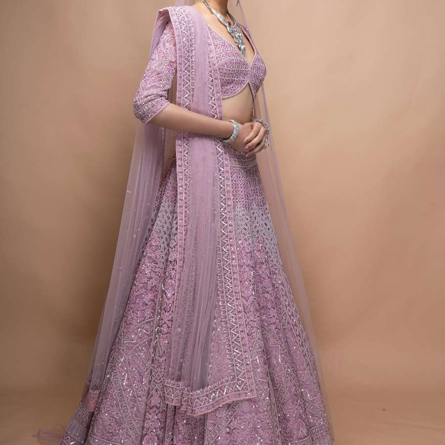 লেহঙ্গা বা ঘাগরা: লেহঙ্গা বা ঘাগরা কখনও পুরনো হতে পারে না। পুজোর সাজেও বরাবরই তার আলাদা কদর। চাইলে হালকা বা ভারী কারুকাজ করা সাবেক লেহঙ্গা কিংবা ঘাগরার সেট পরতে পারেন। অথবা লেহঙ্গা কিংবা ঘাগরা স্টাইলের স্কার্টও পরতে পারেন। সঙ্গে জুটিতে শার্ট কিংবা পশ্চিমি কোনও টপও থাকতে পারে। 