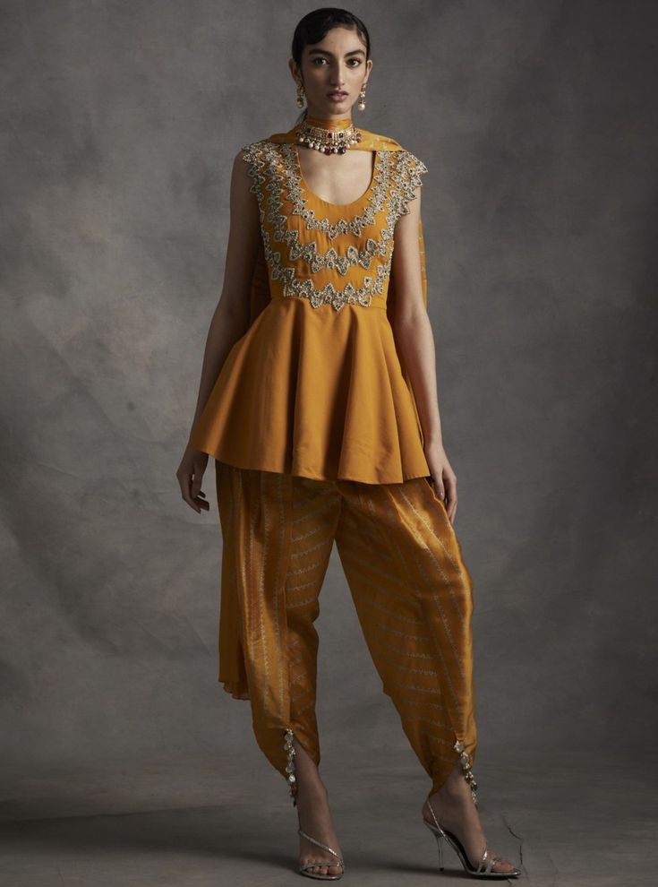 ধুতি প্যান্ট ও ক্রপ টপ: ধুতির মতো দেখতে প্যান্ট, সঙ্গে খাটো ঝুলের টপ - এমনটা এখন ভীষণ ট্রেন্ডিং। এই স্টাইল পুজোর সময়েও দিব্যি চলতে পারে। এই ধরনের পোশাক ইন্দো-ওয়েস্টার্ন ফিউশন সাজের আদর্শ উদাহরণ।