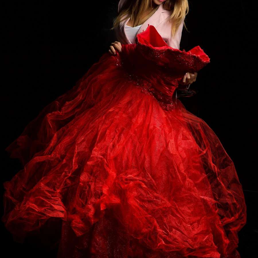 গাউন: ইদানীং গাউন পরার চল ভালই দেখা যাচ্ছে। পশ্চিমি এই পোশাকের সঙ্গে ভারতীয় শৈলীর মিশেলও ঘটছে। দুর্গাপুজোর দিনগুলোয় ঐতিহ্যের এই মেলবন্ধন আপনার পোশাকেও থাক না!