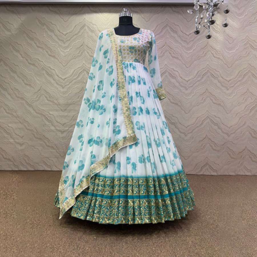 গাউনের মতোই ছোট বা মাঝারি ঝুলের ড্রেস এখন ফ্যাশনে। এই ড্রেস যেমন খুব ছিমছাম হতে পারে, তেমনই তাতে জমকালো কাজও থাকতে পারে। পছন্দ আপনার। 