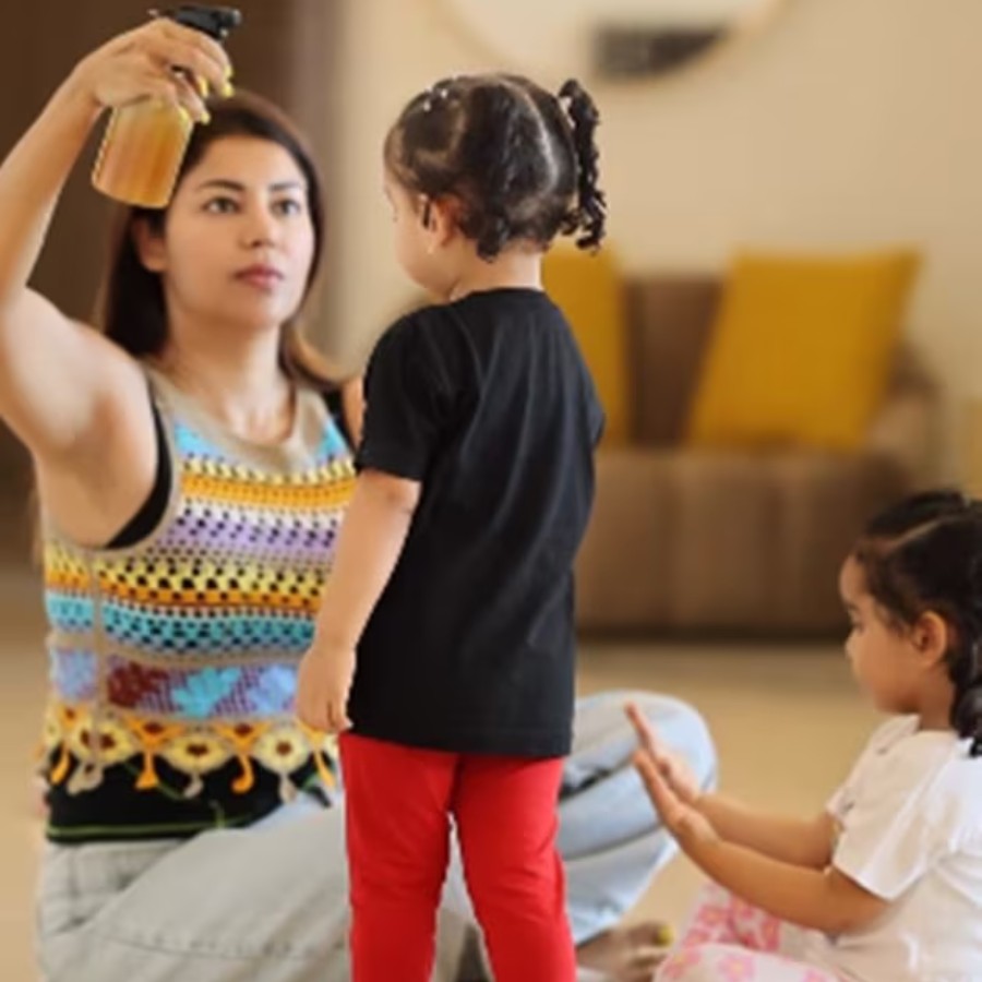 স্কুলে বেরোনোর আগে অথবা রাতে ঘুমোতে যাওয়ার আগে দেবিনা মেয়েদের চুলে এই স্প্রে ছিটিয়ে দেন।