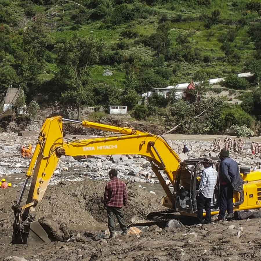 ধূলিসাৎ: বিপর্যস্ত ধারালীতে উদ্ধারকাজে ব্যস্ত জাতীয় বিপর্যয় মোকাবিলা বাহিনীর সদস্যরা, ১৪ অগস্ট।