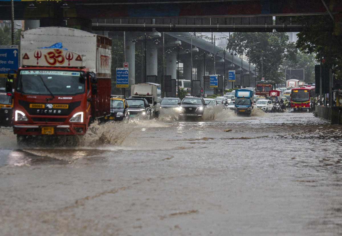 জলের তলায় মুম্বইয়ের বিভিন্ন রাস্তা।