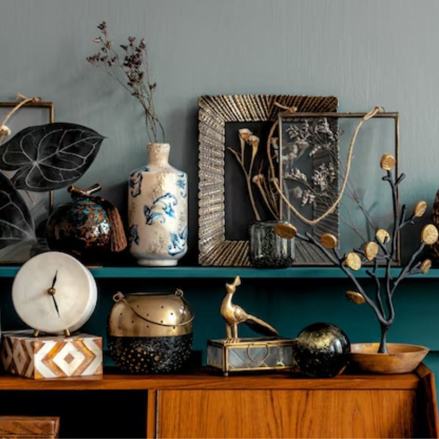 বাড়ি মানেই কেবল চার চেওয়ালের সমষ্টি অথবা কিছু প্রয়োজনীয় আসবাবের সমাহার নয়। একটি ঘরের প্রাণপ্রতিষ্ঠা করতে গেলে তাঁকে যত্ন নিয়ে সাজিয়েও তুলতে হয়। কিন্তু অন্দরসজ্জার প্রসঙ্গ উঠলেই তো খরচের চিন্তা! জানেন কি, ঘর সাজাতে কেবল বিলেতি জিনিসের আমদানির প্রয়োজন পড়ে না। বরং খুব কম খরচেই নিজের বাসভবনটিকে দেওয়া যায় নতুন রূপ। অন্দরসজ্জার উপকরণ আপনার হাতের সামনেই।