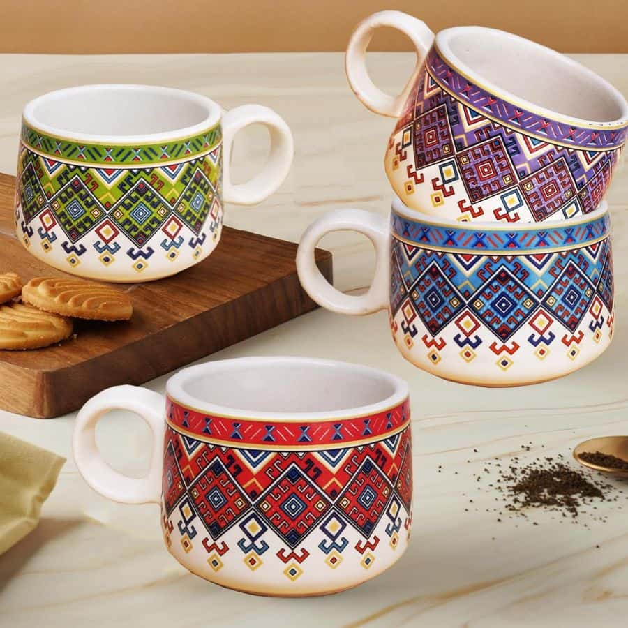 অন্দরসজ্জার সামগ্রীর মধ্যে সংগ্রহে রাখতে পারেন সেরামিক ও চিনামাটির হরেক জিনিসপত্র। সেরামিকের চায়ের কাপ বা কারুকার্য করা প্লেটও দারুণ অন্দরসজ্জার সঙ্গী হয়ে উঠতে পারে। 