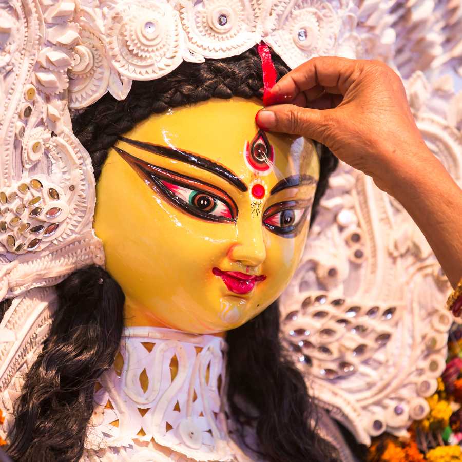 ২. বাগবাজার সার্বজনীন কলকাতার প্রাচীনতম এবং ঐতিহ্যপূর্ণ পুজোগুলির অন্যতম এটি। গঙ্গার নিকটবর্তী এলাকার এই পুজোয় সাবেকিয়ানা এবং আভিজাত্যের ছোঁয়া পাওয়া যায়। প্রতিমা এবং মণ্ডপের সজ্জা ঐতিহ্যবাহী এবং পুরোদস্তুর ক্লাসিক ঘরানারা। এখানে সন্ধ্যারতির অনুভূতিই যেন অন্য রকম!