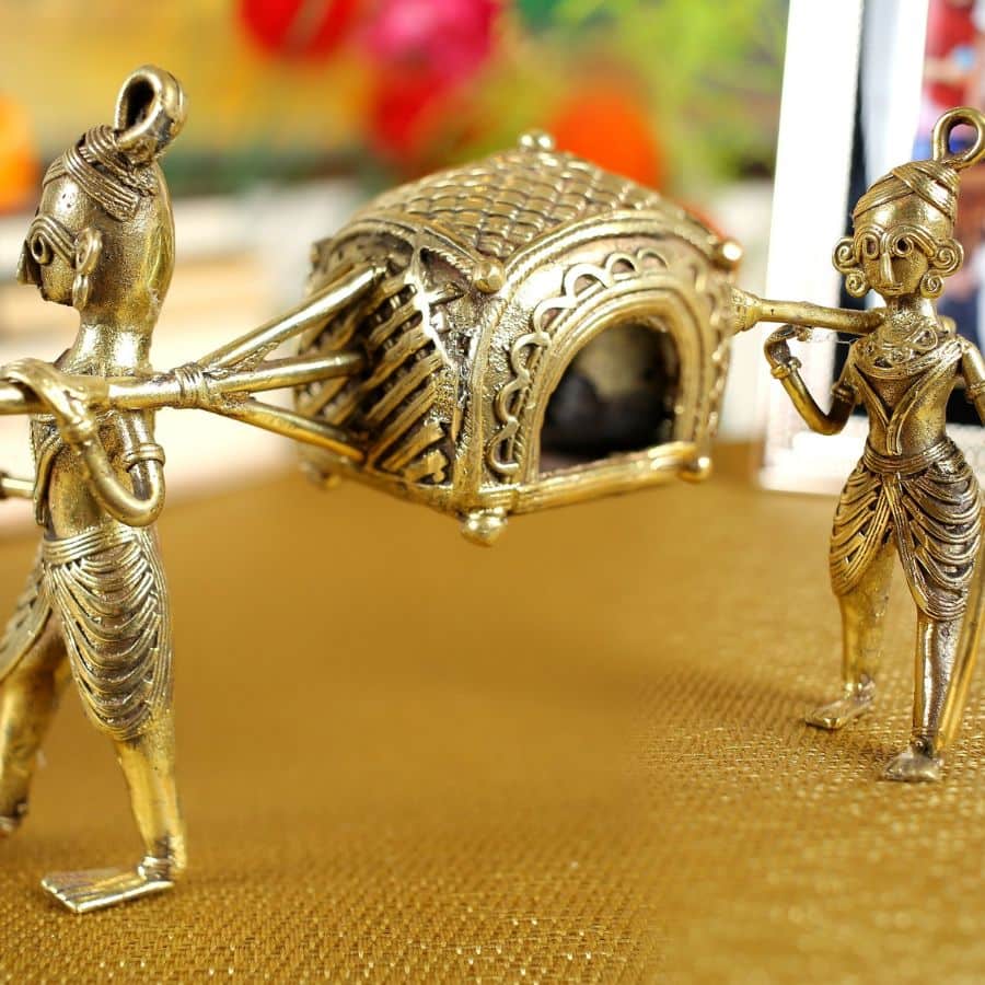 বসার ঘরের সোফার পাশে রাখা টেবিলটি বড় ফাঁকা ফাঁকা লাগছে? অতিথিদের দৃষ্টি আকর্ষণ করুন ডোকরার নানা মূর্তির সাহায্যে। এর দেওয়াল-শিল্পও বেশ জনপ্রিয়। শুধু ঘরসজ্জা নয়, ডোকরার গয়নাও রমণীদের প্রথম পছন্দ। 