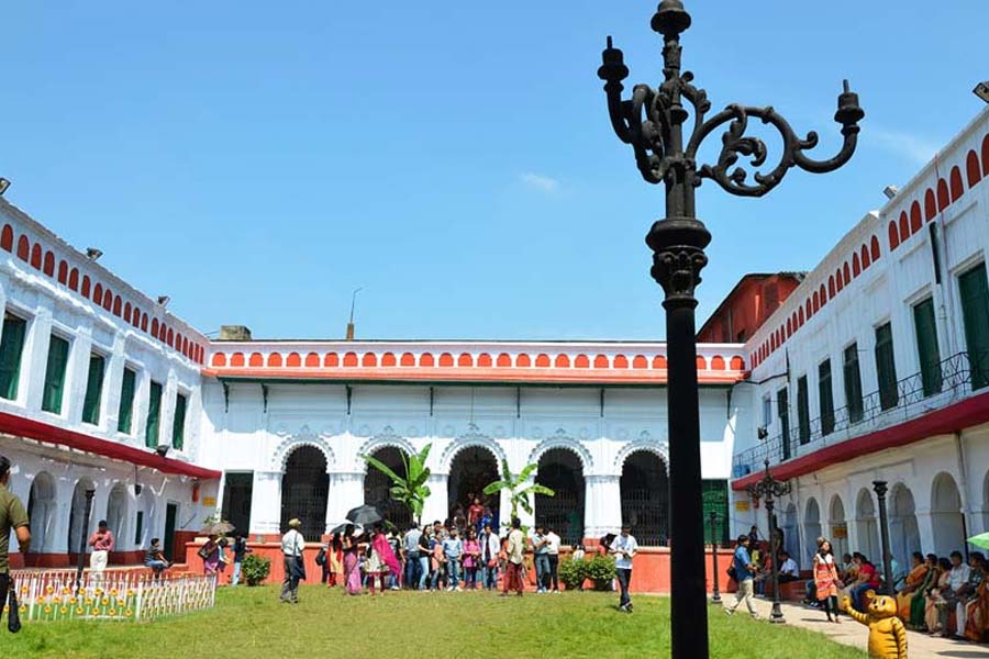 ৫. শোভাবাজার রাজবাড়ি কলকাতার অন্যতম বনেদি বাড়ির পুজো এটি। প্রায় ২৫০ বছরেরও বেশি পুরনো এই পুজোয় আজও ঐতিহ্য মেনে প্রতিমা তৈরি ও আরাধনা হয়। রাজবাড়ির ঠাকুরদালানে এই পুজোর সাবেক ও জমকালো মেজাজ প্রতি বছরই যেন সেকালের কলকাতার ইতিহাসকে জীবন্ত করে তোলে।  