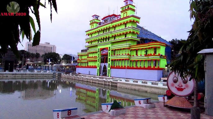 ৭. কলেজ স্কোয়ার পুজোর মূল আকর্ষণ হল রাতের আলোয় ঝিলের জলে মণ্ডপ ও প্রতিমার প্রতিফলন। এখানকার আলোকসজ্জা দেখার মতো।