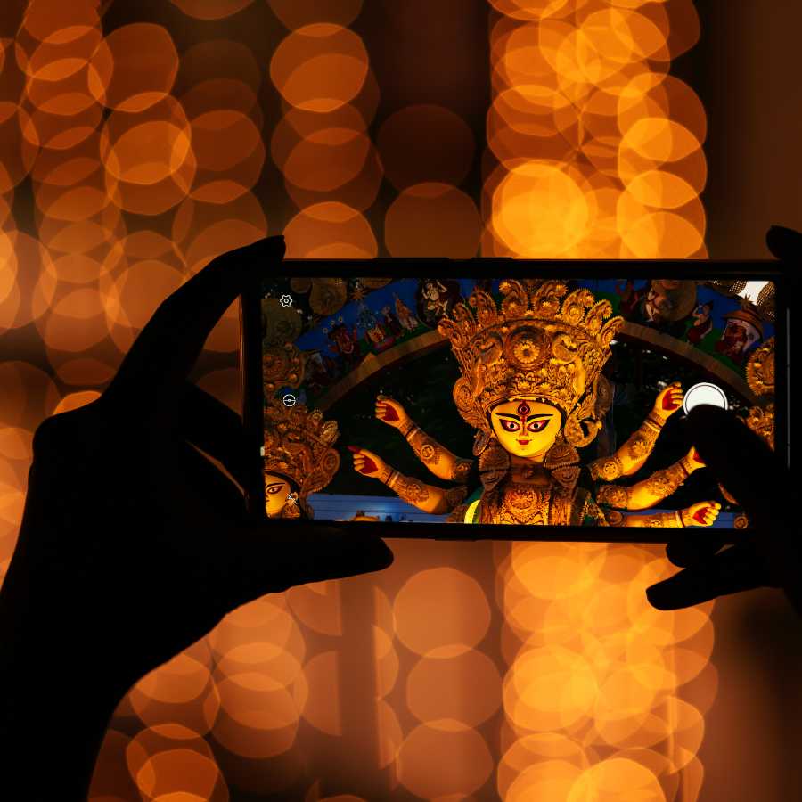 ৮. সন্তোষ মিত্র স্কোয়ার (লেবুতলা পার্ক) এই পুজোটি তার অভিনব থিম এবং জাঁকজমকের জন্য পরিচিত। এখানে প্রায়শই এমন কিছু থিম থাকে, যা সারা দেশের মানুষের নজর কাড়ে।