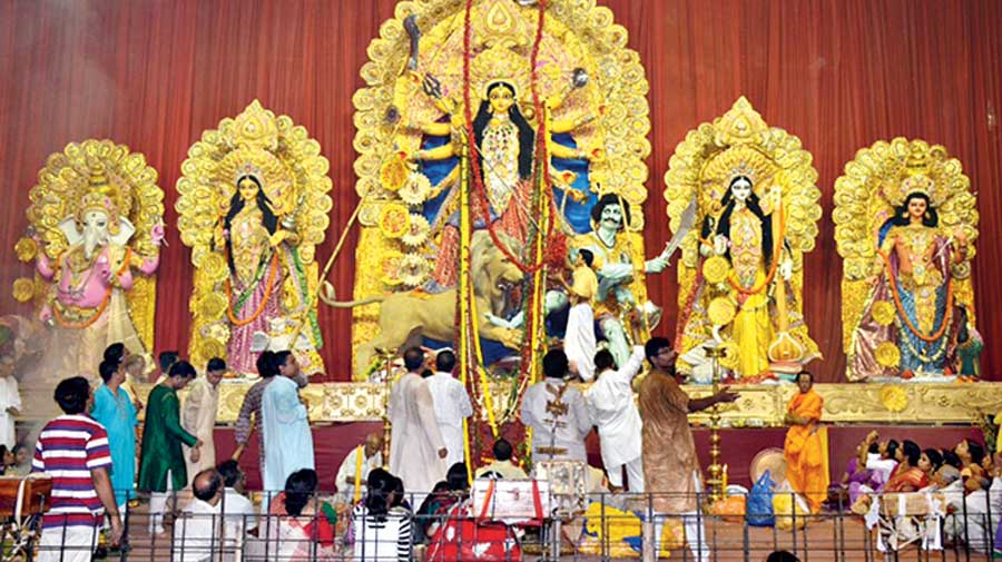 ৯. সিমলা ব্যায়াম সমিতি কলকাতার অন্যতম প্রাচীন এই পুজোটির সঙ্গে জড়িয়ে আছে স্বাধীনতা সংগ্রামের ইতিহাস। স্বামী বিবেকানন্দের বাড়ির কাছাকাছি হওয়ায় এই পুজোর আলাদা ঐতিহ্য রয়েছে।