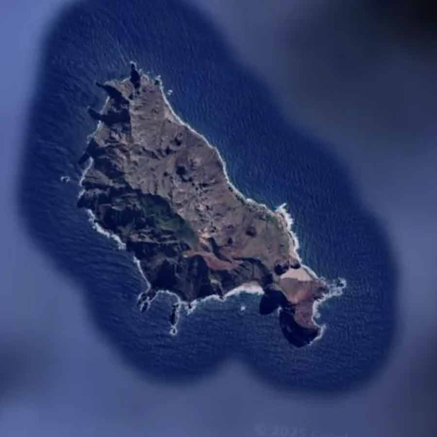 অন্য দিকে, হেমাটাইট হল লোহার আকরিক। এটি প্রধানত ফেরিক অক্সাইড দিয়ে গঠিত। লোহার একটি গুরুত্বপূর্ণ উৎস হল হেমাটাইট। লোহা এবং অন্যান্য ধাতুর উৎপাদনে একটি গুরুত্বপূর্ণ উপাদান এটি। ইস্পাত শিল্পে এর ব্যবহার বহুল।