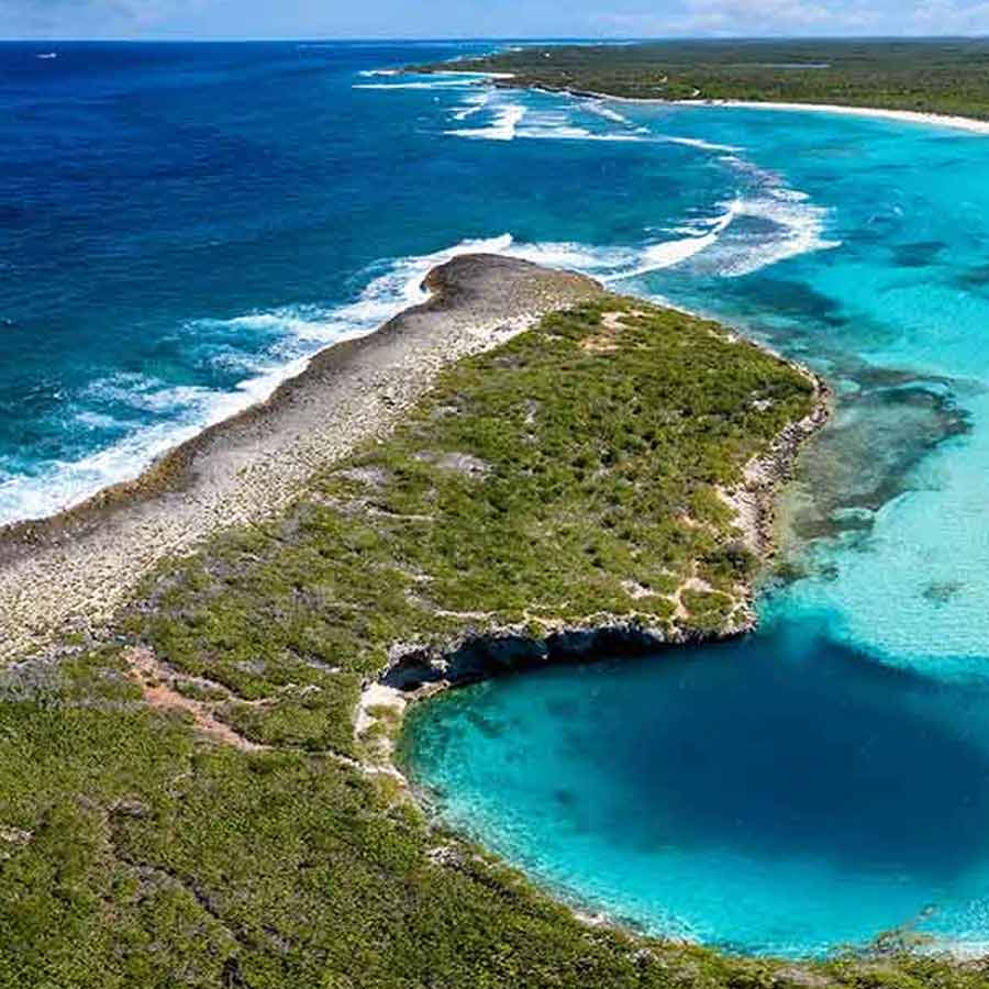 মহাসাগরের তলদেশে নিমজ্জিত দ্বীপটি আন্তর্জাতিক জলসীমায় অবস্থিত। ব্রাজ়িলের ৩৭০ কিলোমিটার ‘একচেটিয়া অর্থনৈতিক অঞ্চলের’ অনেক বাইরে অবস্থিত এটি। একচেটিয়া অর্থনৈতিক অঞ্চলের মধ্যে উপকূলীয় দেশকে তার উপকূল থেকে ৩২২ কিলোমিটার দূরে সমুদ্র থেকে সমস্ত প্রাকৃতিক সম্পদ অনুসন্ধান এবং আহরণের একমাত্র অধিকার দেওয়া আছে।