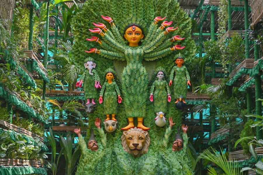 ১০. লালাবাগান নবাঙ্কুর এই পুজোটি তার অভিনব থিম এবং পরিবেশবান্ধব উদ্যোগের জন্য বেশ পরিচিতি লাভ করেছে।  এই প্রতিবেদনটি ‘আনন্দ উৎসব’ ফিচারের একটি অংশ।