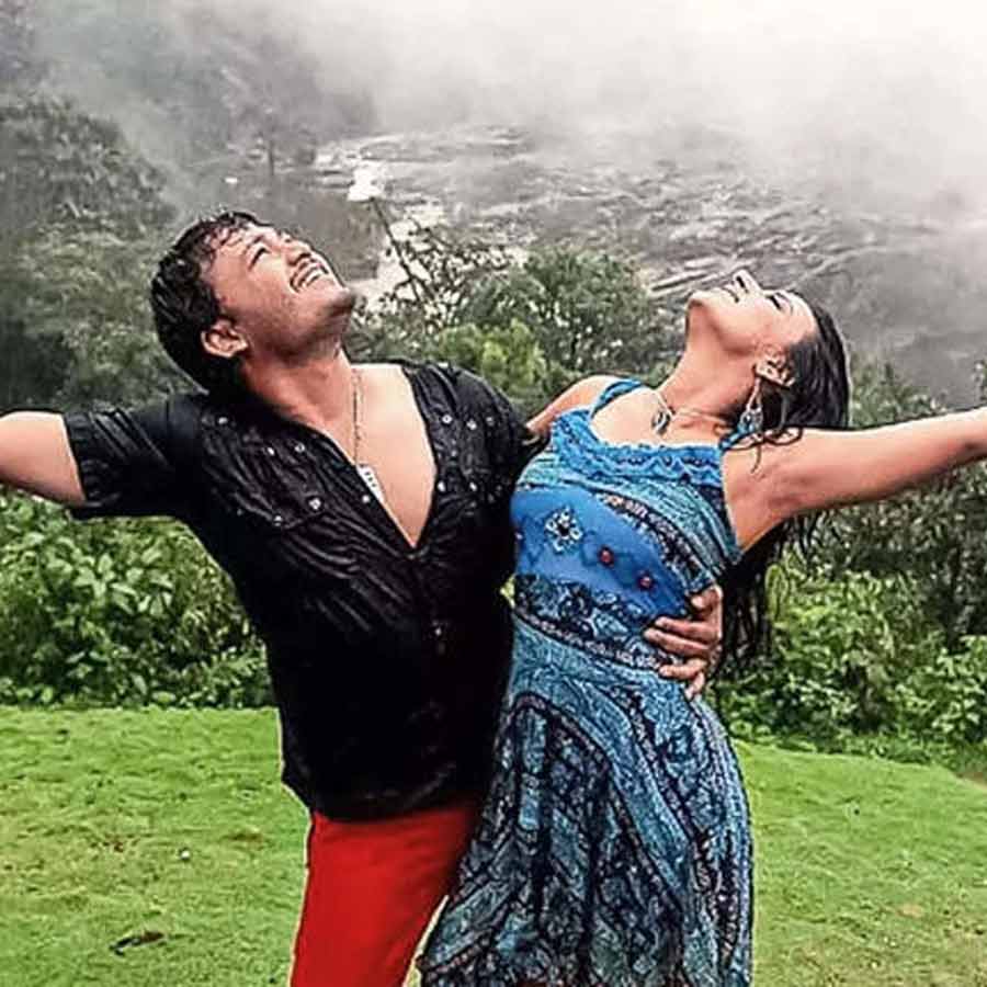 কন্নড় অভিনেতা গণেশের সঙ্গে সুসম্পর্ক ছিল যোগরাজের। ‘মুঙ্গারু মালে’ ছবিতে অভিনয় করতে একবাক্যে রাজি হয়ে গিয়েছিলেন তিনি। তখনও অবশ্য নায়িকার সন্ধান চালিয়ে যাচ্ছিলেন পরিচালক। তবে বাদ সাধল অন্য জায়গায়।