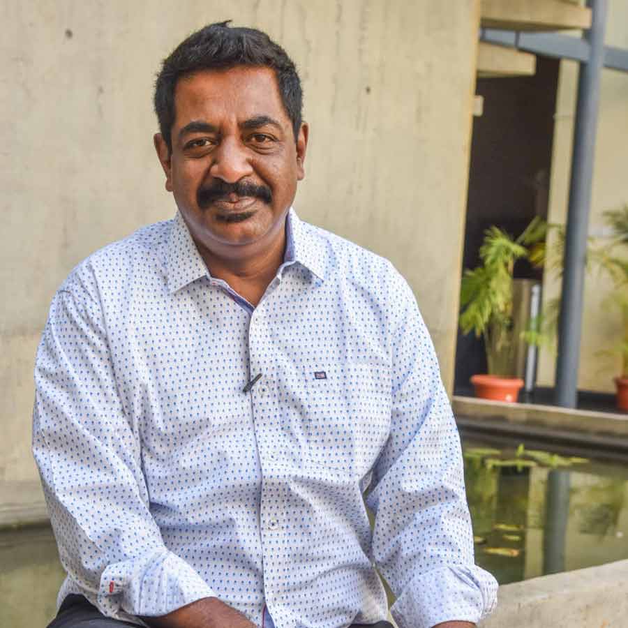 কানাঘুষো শোনা যায় যে, ‘মুঙ্গারু মালে’ ছবিটির পরিচালনার দায়িত্ব নিলেও সেই ছবি প্রযোজনা করার মতো আর্থিক সামর্থ্য ছিল না যোগরাজের। টাকা জোগাড়ের জন্য দক্ষিণী ফিল্মপাড়ার প্রযোজকদের দোরে দোরে ঘুরতে শুরু করলেন তিনি।