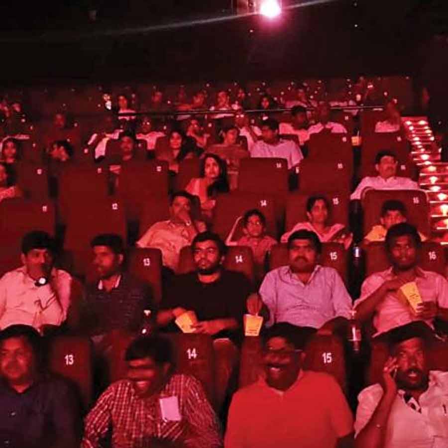 বড় পর্দায় প্রথম ছবি দর্শক কী ভাবে গ্রহণ করবেন তা ঠাহর করতে পারছিলেন না যোগরাজ। কিন্তু ২০১৬ সালে ‘মুঙ্গারু মালে’ ছবিটি প্রেক্ষাগৃহে মুক্তির পর দর্শকের কাছে বিপুল ভালবাসা পায়।