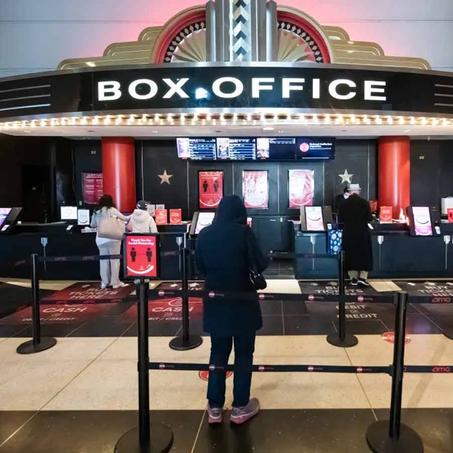 একাধিক প্রযোজকের ফিরিয়ে দেওয়া ছবি মুক্তির পর বাজেটের চেয়ে ১০০ গুণ বেশি ব্যবসা করে। ছবিটি টানা এক বছরেরও বেশি সময় ধরে প্রেক্ষাগৃহে প্রদর্শিত হয়।