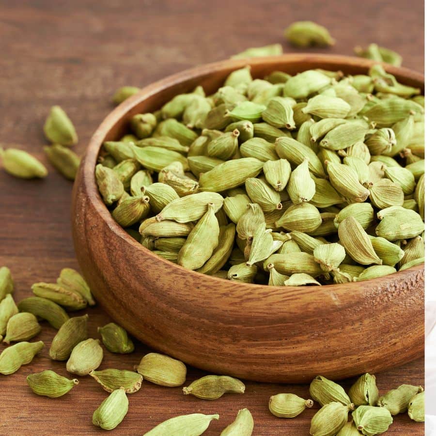 এলাচ: কয়েকটি এলাচ গুঁড়ো করে জলে ফুটিয়ে খেলে বদহজমের সমস্যা কমে। এলাচ একই সঙ্গে হজমশক্তি বাড়াতেও সাহায্য করে।