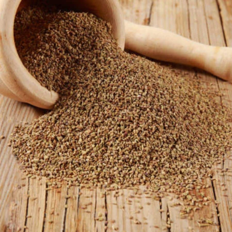 জোয়ান: জোয়ান যে বদহজম, গ্যাস-অম্বলের একেবারে অব্যর্থ ওষুধ, সে কথা তো জানাই। খাওয়ার পরে একটু জোয়ান খেলে যেমন বদহজম হয় না, তেমনই পাতিলেবুর রস এবং বিটনুন মিশিয়ে শুকনো করে রাখা জোয়ান কিন্তু একই রকম উপকারী। এ ছাড়াও রোজ রাতে যদি দু’চামচ করে জোয়ান জলে ভিজিয়ে পরদিন ছেঁকে সেই জল ফুটিয়ে খান, তা হলে দারুণ উপকার পাবেন। 