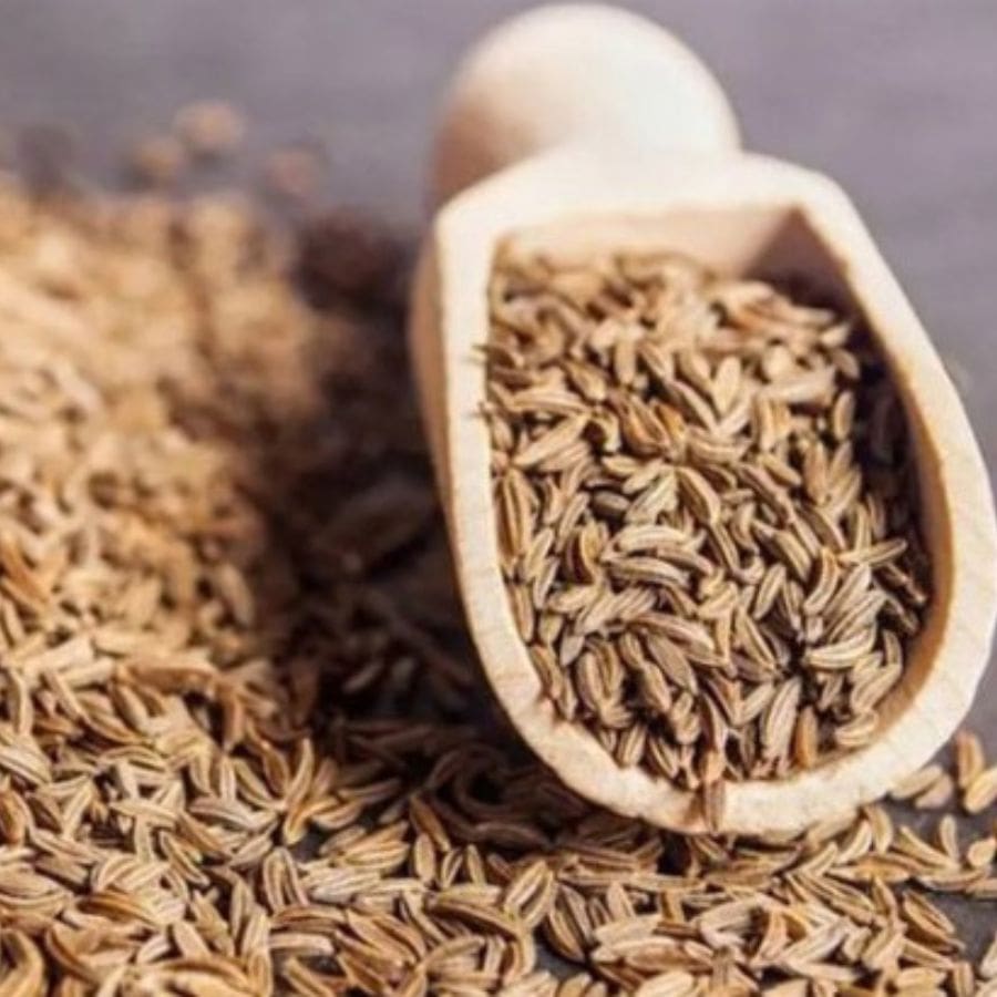 জিরে: গ্যাস-অম্বল নিরাময় করতে চাইলে টক দইয়ের সঙ্গে জিরে গুঁড়ো মিশিয়ে খান। উপকার পাবেন। অথবা, শুকনো খোলায় জিরে ভেজে, গুঁড়ো করে, তার এক চামচ জলে মিশিয়ে খেলে উপকার পাবেন। 