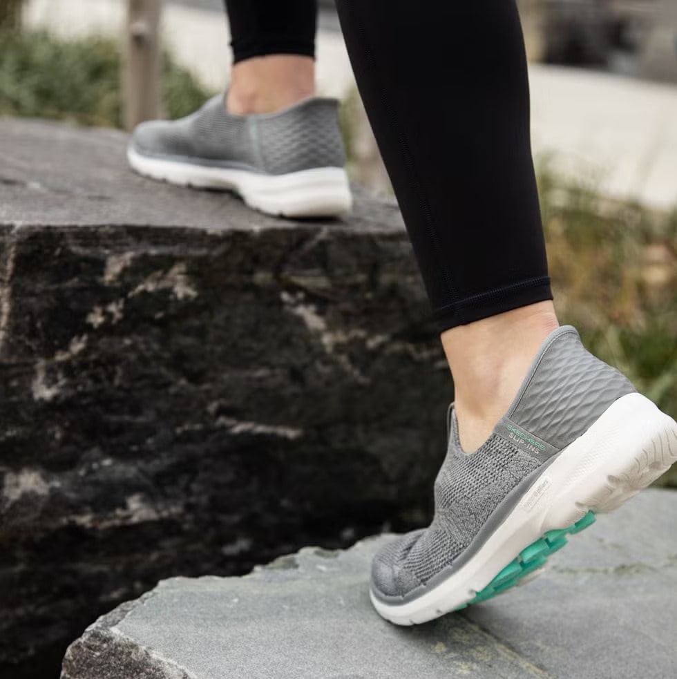 মাথায় রাখতে হবে পায়ের আরামের কথাও। রাস্তায় কিছু গোল বাধলে যেমন হাঁটাচলায় অসুবিধা হবে, তেমনই পুজোর সাজটাও কিন্তু মাটি!