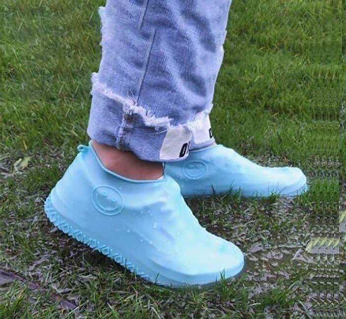 ‘মিনিমাল’ লুক চাইলে, পায়ে গলাতে পারেন ক্লাসিক ব্ল্যাক বা নেভি ব্লু রঙের জলরোধক পাম শু।