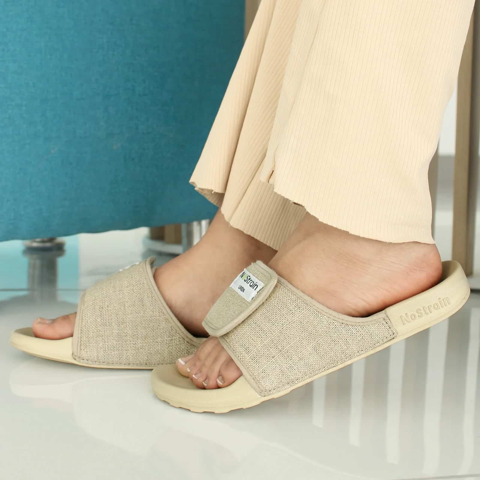 বর্ষায় স্লাইডার জুতোর কিন্তু ভালই রমরমা রয়েছে। আরামের সঙ্গে কায়দার মিশেল, সবটাই পাবেন। জিন্‌স, টপ হোক কিংবা সালোয়ার, পোশাকের রঙের সঙ্গে মানানসই স্লাইডার পরে নিলেই হল।