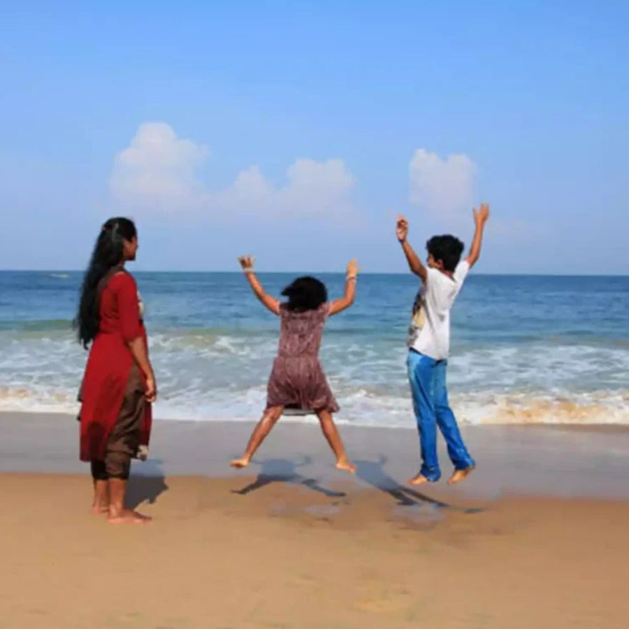 নতুন জায়গা, নতুন মানুষ, অচেনা শব্দের ভিড়ে ছোটরা অনেক সময়েই ঘাবড়ে যায় বা ভয় পায়। বেড়াতে গিয়ে বদলে যায় তাদের চেনা রুটিনও। তাই পুঁচকেকে শান্ত রাখতে তার চেনা চাদর, পছন্দের খেলনা সঙ্গে রাখুন। 