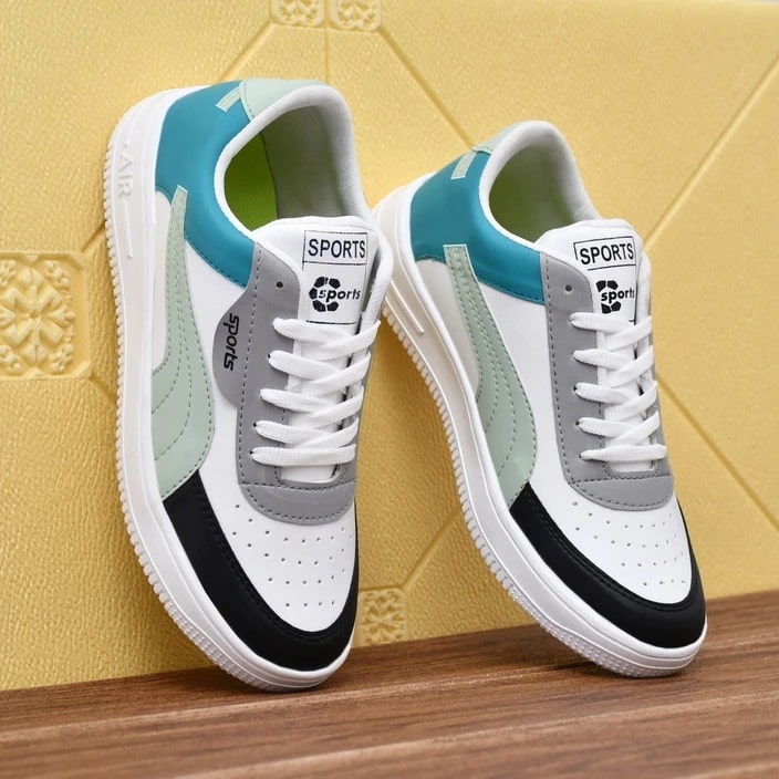 যাঁরা স্নিকার্স পছন্দ করেন, তাঁরা চাইলে পরতেই পারেন। তবে মস্ত বড়, ভারী স্নিকার্স যথাসম্ভব এড়িয়ে চলুন। 