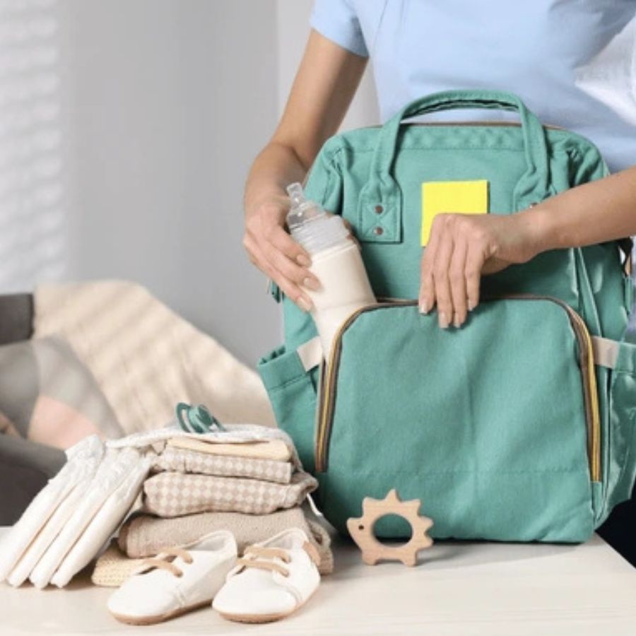 একটা আলাদা ব্যাগ রাখুন ডায়পার রাখার জন্য। সেখানে কেবল ডায়পার নয়, ওয়াইপস, রুমাল, প্রয়োজনীয় ক্রিম, একটা অতিরিক্ত জামা, ছোট তোয়ালে রাখুন। এই ব্যাগটিকেই ইমারজেন্সি কিট হিসেবে ব্যবহার করতে পারবেন। 